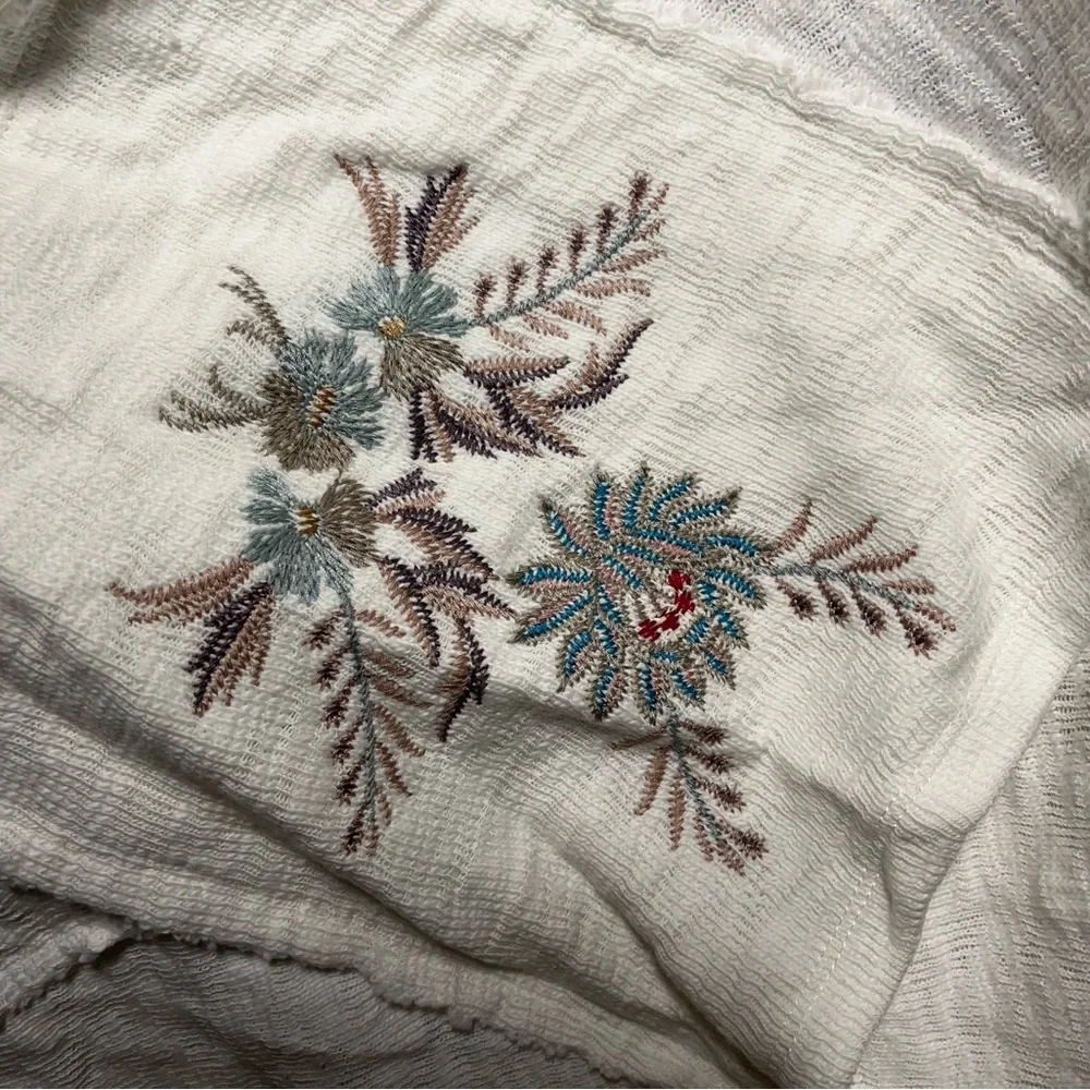 NWT Paparazzi Beautifully Embroidered Vest - Picture 8 of 9